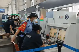 带百万元坐高铁，铁警得知原由后全程“暖心护送”图片