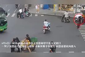 视频揪心！成都街头，辅警正与持刀男周旋，“铲子哥”跑了过来…图片