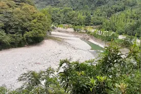 都江堰发布地质灾害气象风险三级预警 游客被劝返图片