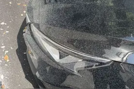 私家车车头被溅满乳胶漆，修理花了3000元，施工方回应图片