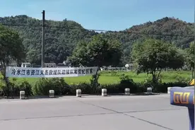 张家界自行车赛坠亡女骑手遗体已运抵老家，丈夫：18日举行葬礼图片