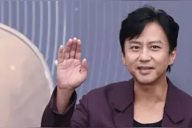 微博电影之夜老朋友邓超亮相 表情轻松与影迷互动图片