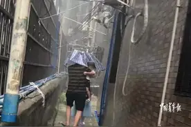 爷爷雨天抱着孙子无效打伞 网友：满满都是爱图片