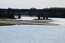 意大利最大湖泊水位接近历史最低图片