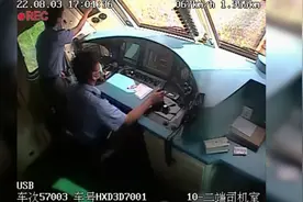 广西两名中学女生闯进铁路线拍照，逼停铁路货车2趟，危险且违法图片