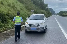 来宾一男子应急车道上停车“方便”，驾驶人被记9分视频封面