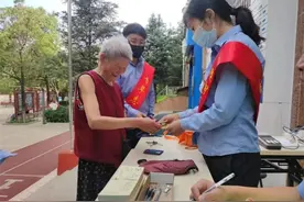 「我为群众办实事」昆明公交爱心卡年检进社区图片