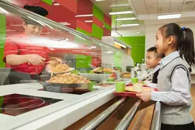 《中小学校财务制度》9月施行，为食堂经营划定红线 | 时评图片