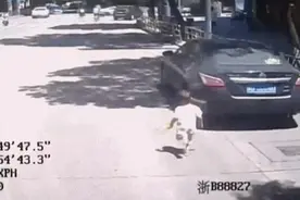 太惊险！宁波街头，2岁男童独自奔跑在车流中！接下去的一幕……图片