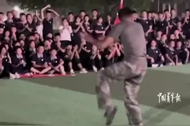 午FUN | 中国功夫，看得热血沸腾！戳视频看军训结束教官为同学表演醉拳图片