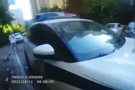 男子嫌装24万元保险柜太重放垃圾箱旁被捡走，民警找回图片