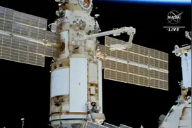 因宇航服出现电气问题 俄宇航员阿尔捷米耶夫提前中止国际空间站舱外任务图片