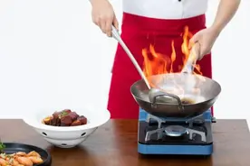 炒菜炝锅、切生熟食砧板不分？为了全家健康，这些做菜习惯一定要改改图片