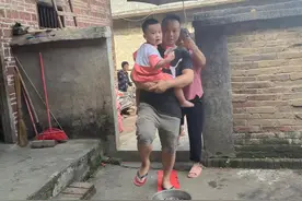 广西3岁男童失联68小时被寻回后：总摇头带哭腔说“不要”，睡觉时用手捂住脸，对最喜欢的玩具没反应图片