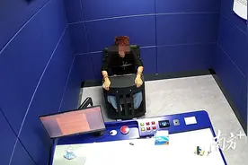 一根线两台手机三张卡就能赚钱？四人在梅州丰顺落网图片