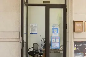 网购的包裹没收到，客户生气要投诉！快递员：我没错，是她太过分图片