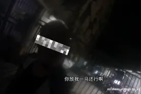 深夜“花臂”大哥酒驾摩托车，被查后连连求交警“放一马”图片