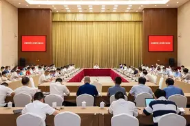 朱重烈在全市疫情防控工作领导小组会议上强调：高度负责严防严控筑牢外防输入防线图片