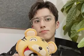 网友偶遇王鹤棣吃兰州拉面 打扮清爽毫无明星架子图片