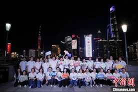 上海外滩城市之窗户外大屏为医师闪亮图片