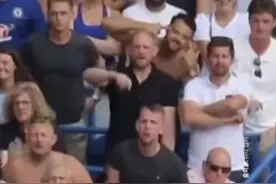 涉种族歧视！孙兴慜英超赛场遭场下球迷“拉眼角”，韩教授愤怒抗议图片