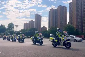 七岁患癌女孩梦想坐大摩托，济南交警帮她圆梦图片