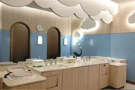 极目时评｜宝妈在餐桌旁给孩子换尿布引冲突，从中可看到母婴出行之难图片