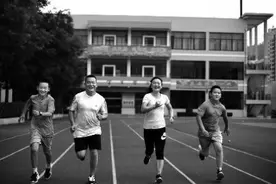 双胞胎兄弟迎最美成人礼 母亲策划兼导演 父亲手写8页信 一笔一画满是深沉的爱图片