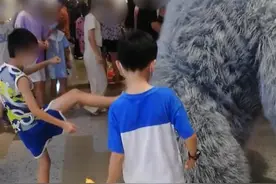 小朋友围踢商场玩偶被斥“没素质”，商户：他们闹着玩，扮演者没受伤图片