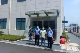 安徽郎溪警方山林抓赌，赌徒四处逃窜连车都不要了图片