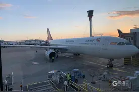 中英定期客运航班复航后首个回国航班落地青岛，首都航空执飞图片