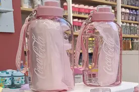 “吨吨桶”走红 酷热天补水 你喝对了吗？图片