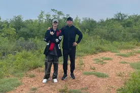 鹿晗晒与邓超秋游合照 网友：画风清奇的亲子照图片