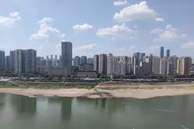 40℃+重庆：两小伙子骑摩托横渡嘉陵江，限电后人们挤地铁站纳凉图片