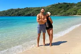 阿耶莎晒照片，来欣赏库里的上身肌肉图片