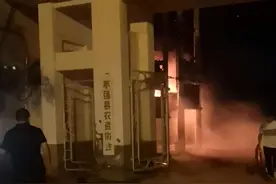 河北衡水一商铺深夜突然起火，热心商户开叉车救出一家四口图片