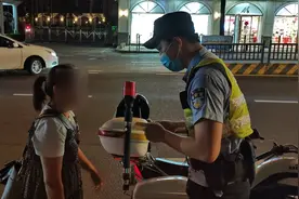 女子街头小声求助，民警一看手机右上角图标，发现不对劲……图片