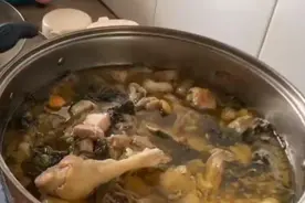 男子偷鸡炖熟后被民警“一锅端”，网友：免费厨师图片