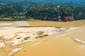 （社会）四川乐山大佛露出底座图片