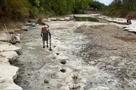 美国河流干旱露出1亿年前恐龙脚印 场面壮观图片