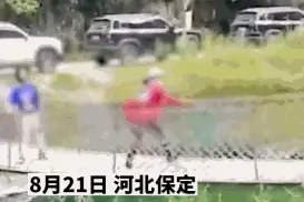 大妈在景区吊桥上疯狂摇晃半小时？栏杆也被折断了……图片
