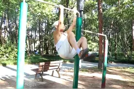 牛！96岁爷爷每天坚持做仰卧起坐，网友：自愧不如图片