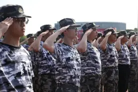 爆炸、突击、坦克、逆天队列都来了……网友：军训的“天花板”图片