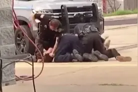 美国：三名警察暴力执法被逮个正着 怒指拍摄者图片