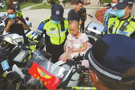 济南交警与摩友车队为7岁癌症女孩圆“机车梦”，母亲：接受百万药物治疗后复发，望药物能纳入医保图片