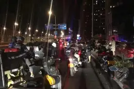 向山火集结的山城骑士们：00后女生自费2万买物资，摩友坚守到凌晨3点，还有父子上阵送水和毛巾图片