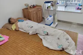 女儿患尿毒症每天透析10小时 家境困难的她捡到近3万元现金选择这么做图片