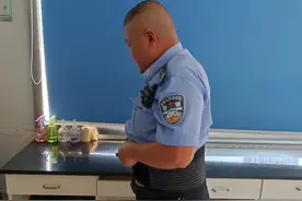 高温下扎着“护腰”上岗，这群真“汗”子不服“暑”！| 百日行动图片
