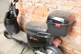 「小里帮忙」拼多多花2110元买电动车出现轮胎漏气，修车途中摔伤致骨折图片