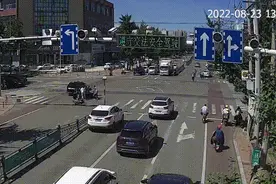 事发青岛！女孩被卷车底，20余名路人瞬间集结，徒手抬车救人图片